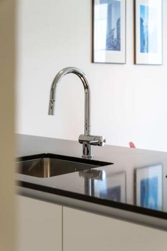 Chic 2-Bedroom Haven in Antwerp, Amberes (foto 8)