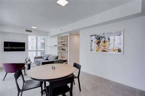 Explore Miamis Heat - Huge 1 bed POOL & GYM in Miami, USA