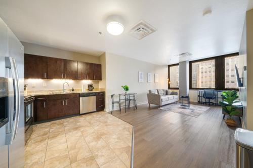 1B1B Sky High Luxury Valet Gym Lounge Roku in Pittsburgh, USA