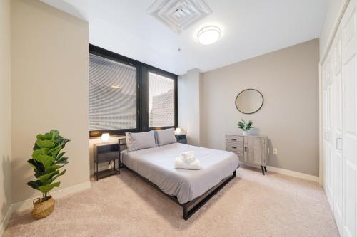 1B1B Sky High Luxury Valet Gym Lounge Roku in Pittsburgh, USA