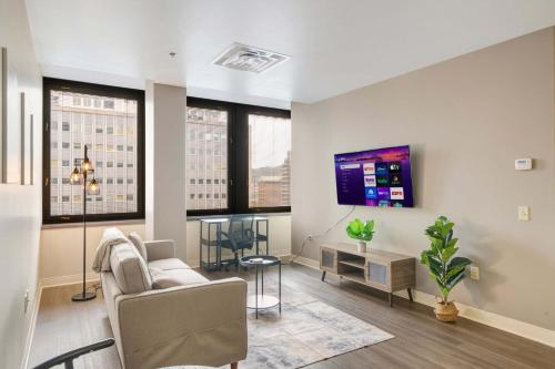 1B1B Sky High Luxury Valet Gym Lounge Roku in Pittsburgh, USA