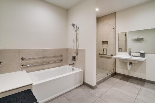 Accessible One Bedroom Suite King image 3