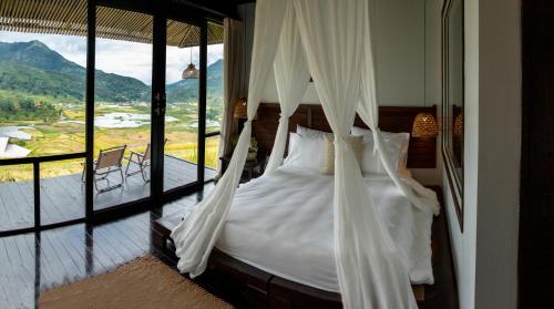 Black Ship  Sapa in Ta Phin