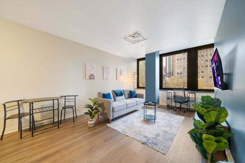 1B1B Vibrant Luxury Valet Gym Lounge Roku in Pittsburgh, USA
