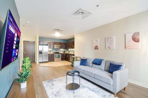 1B1B Vibrant Luxury Valet Gym Lounge Roku in Pittsburgh, USA