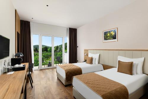 Standard Room with Two Single Beds and Balcony