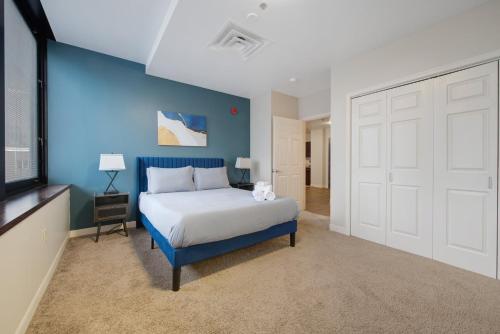 1B1B Upscale Charm Valet Gym Lounge Roku in Pittsburgh, USA