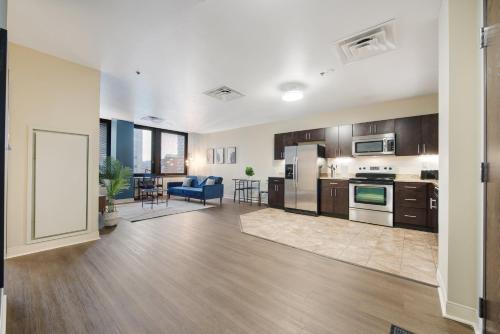 1B1B Upscale Charm Valet Gym Lounge Roku in Pittsburgh, USA
