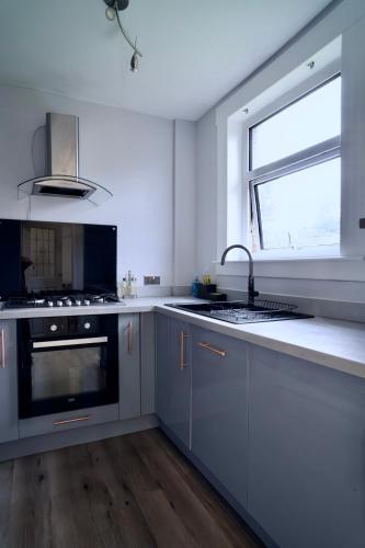 Modern 2 Bedroom Home in Edinburgh Free Parking - image 7