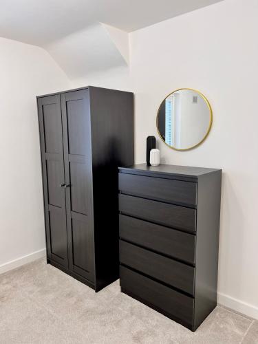 Modern 2 Bedroom Home in Edinburgh Free Parking - image 3