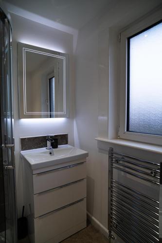 Modern 2 Bedroom Home in Edinburgh Free Parking - image 12