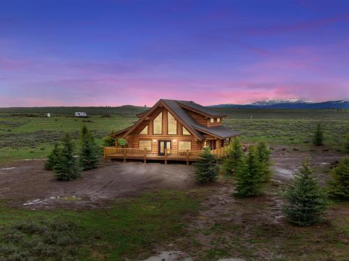 Sunset Magic by KABINO A/C HotTub Near Reservoir Fishing Trails Yellowstone in Island Park, USA