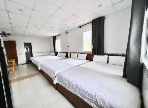4 queen beds