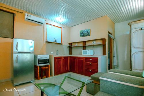 6 Cute studio, GREAT location, close to beach! With AC!