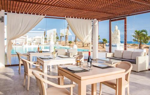 Restaurant, Hotel LIVVO Budha Beach in Santa Maria