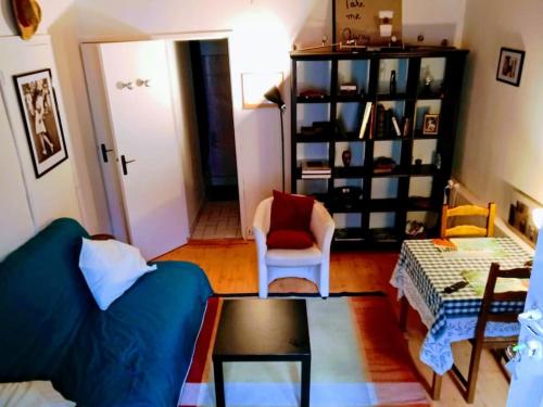 petit studio avec canapé-lit 1 pièce (pas de chambre) - Location saisonnière - Suresnes