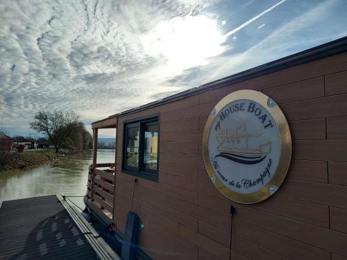 House Boat avec SPA naviguant en Champagne - Hôtel - Ay-Champagne