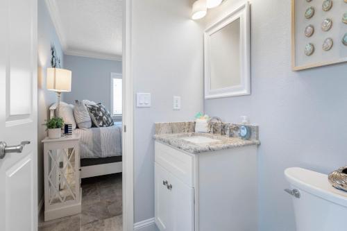 Seaside Sunrise, 1 blk from Ocean, Free Parking in Flagler Beach, USA
