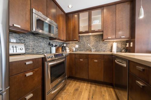Beautiful and Spacious 2Br Condo by Harmony Whistler in Whistler, Canada