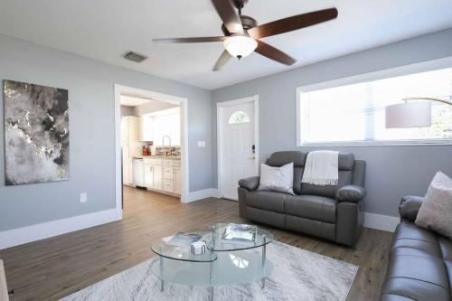Serenity Retreat Pool/Spa BBQ WorkSpace WiFi 3Bdrm in Palm Beach Gardens, USA