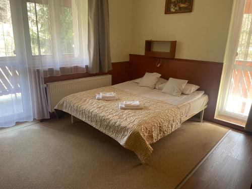 1 queen bed, 2 sofa beds