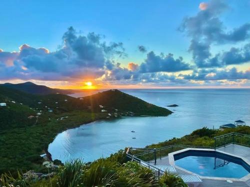 Windsong Villa - Sleeps 8 Stunning Views in Cruz Bay