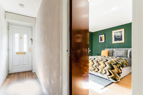 Spacious 2-Bedroom Main Door Apartment With Private Parking, Glasgow (Foto 5)