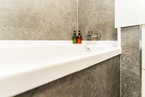 Spacious 2-Bedroom Main Door Apartment With Private Parking, Glasgow (Foto 6)