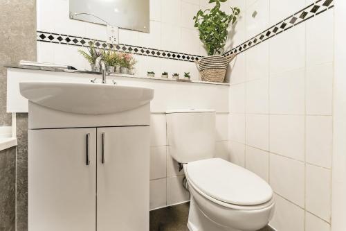 Spacious 2-Bedroom Main Door Apartment With Private Parking, Glasgow (Foto 9)