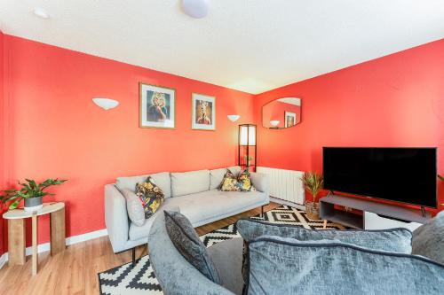 Spacious 2-Bedroom Main Door Apartment With Private Parking, Glasgow