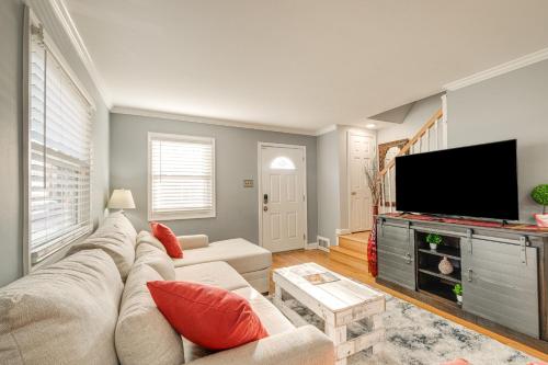 Pet-Friendly Alexandria Escape with Yard 8 Mi to DC