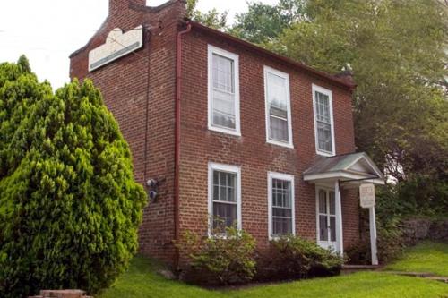 Lafayette Inn & Restaurant - image 14