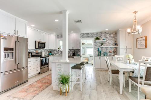 Bright Home with Sauna and Deck 1 Mi to Dtwn Stuart! in Stuart, USA