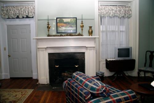 Lafayette Inn & Restaurant - image 11