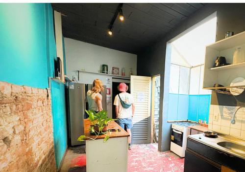 Kitchen, Por el Mundo Hostel in Gloria