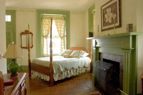 Lafayette Inn & Restaurant - image 10