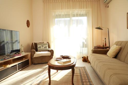 Central Fortuzi Apartment, Тирана (фото 8)