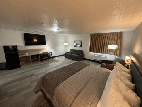 Bearcat Inn and Suites - image 11