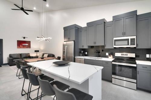 Vizcaya #4 - Moab's Newest Luxury Rental (Hot Tub) in Spanish Valley