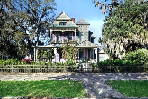 905 Seaside - Designer, Historic, Cold Plunge Pool, Pet-Friendly and King Beds