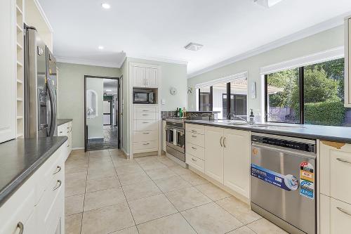 Wow, spacious home with a pool, Hamilton (foto 3)