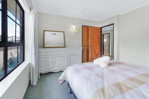 Wow, spacious home with a pool, Hamilton (foto 9)