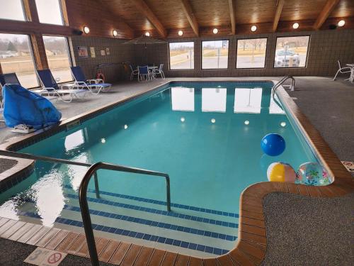 Swimming pool, AmericInn by Wyndham Austin in Austin (MN)