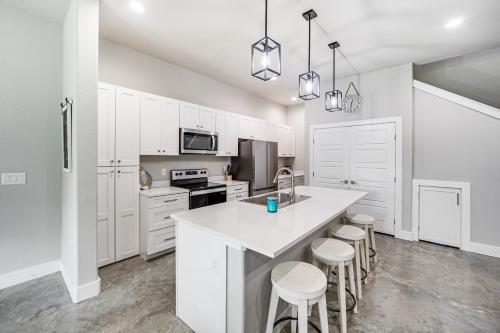 Canyon Lake Home with Private Deck 5 Mi to Marina! in Canyon Lake, USA