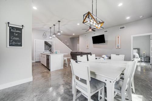 Canyon Lake Home with Private Deck 5 Mi to Marina! in Canyon Lake, USA
