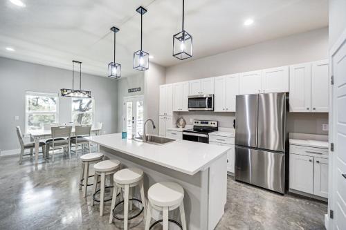 Canyon Lake Home with Private Deck 5 Mi to Marina! in Canyon Lake, USA
