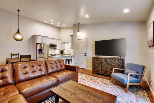 2K Top Floor Moab RedCliff Condo, POOL & HOT TUB