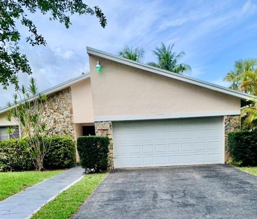 Pool House in Tropical Miami in The Crossings