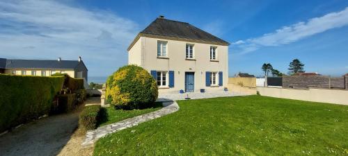 Maison de 4 chambres avec vue sur la mer jardin clos et wifi a Grandcamp Maisy a 1 km de la plage