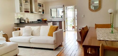 Ballarat Holiday Homes - Grant Street Cottage - Natural, Boho, Coastal Vibe - 2 kms from Sovereign Hill - Sleeps 1 to 6